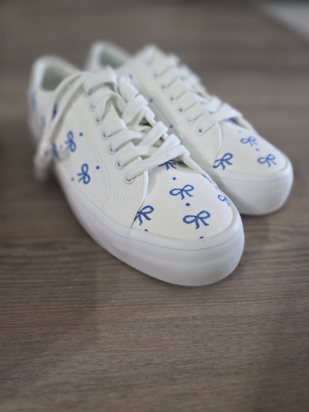Sincerely Jules White Sneakers with Blue Bow Accents 8.5 - Picture 4 of 8